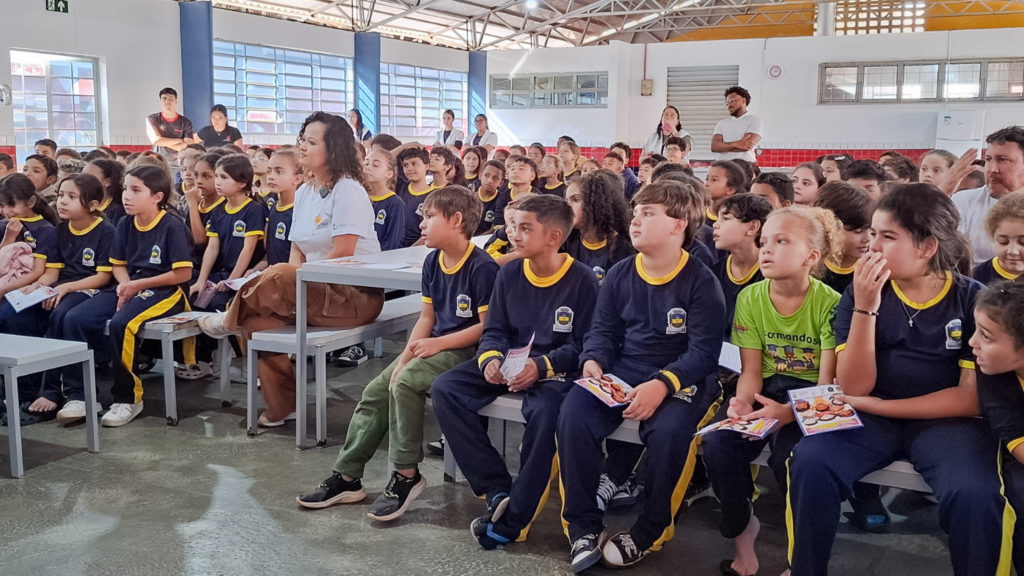 Teatro de fantoches orienta crianças sobre prevenção ao abuso infantil nas escolas municipais