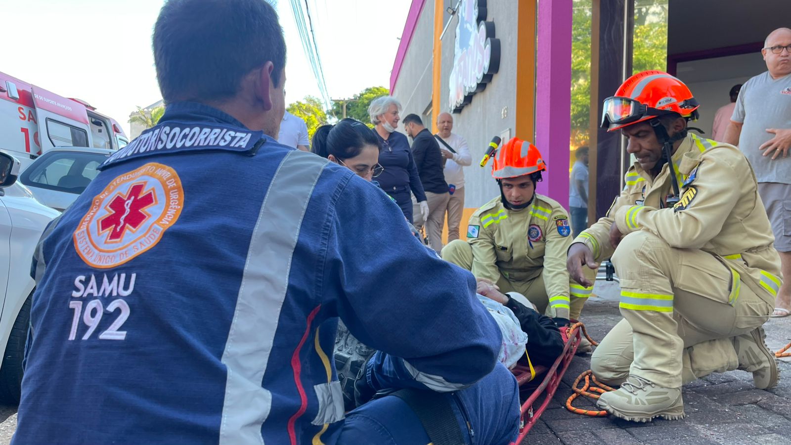 Trabalhador sofre descarga elétrica durante pintura em comércio de Apucarana; vídeo