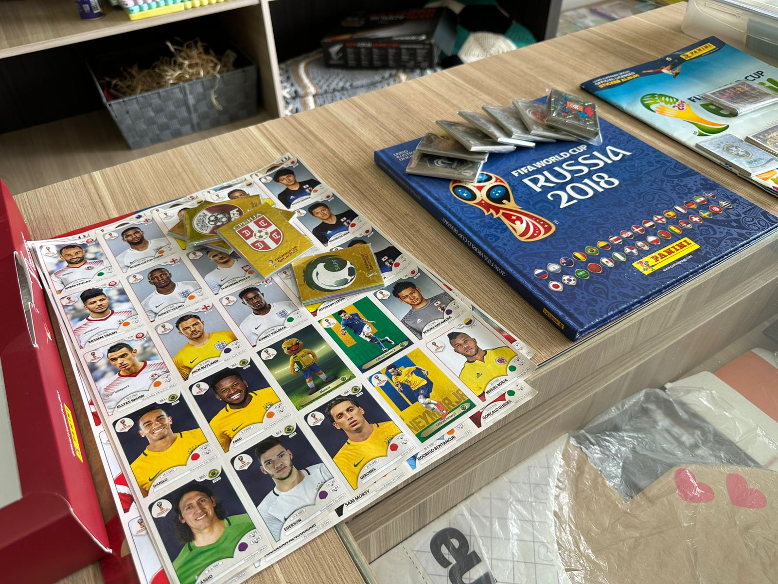 Troca de figurinhas da Copa do Mundo une gerações em Apucarana e região