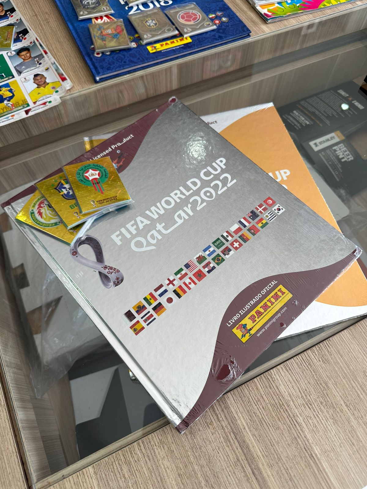 Troca de figurinhas da Copa do Mundo une gerações em Apucarana e região