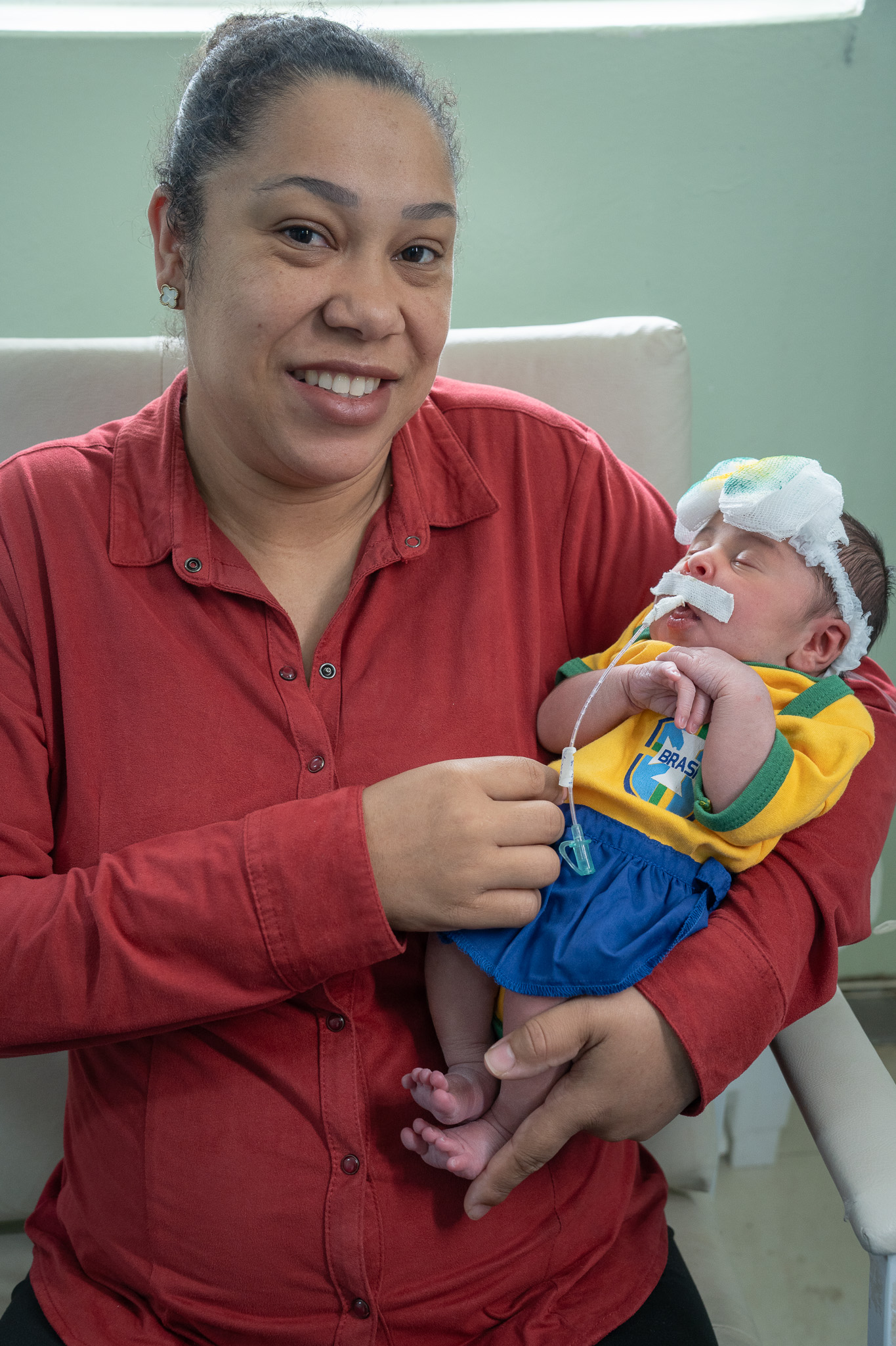 UTI Neonatal do Providência veste bebês com as cores do Brasil