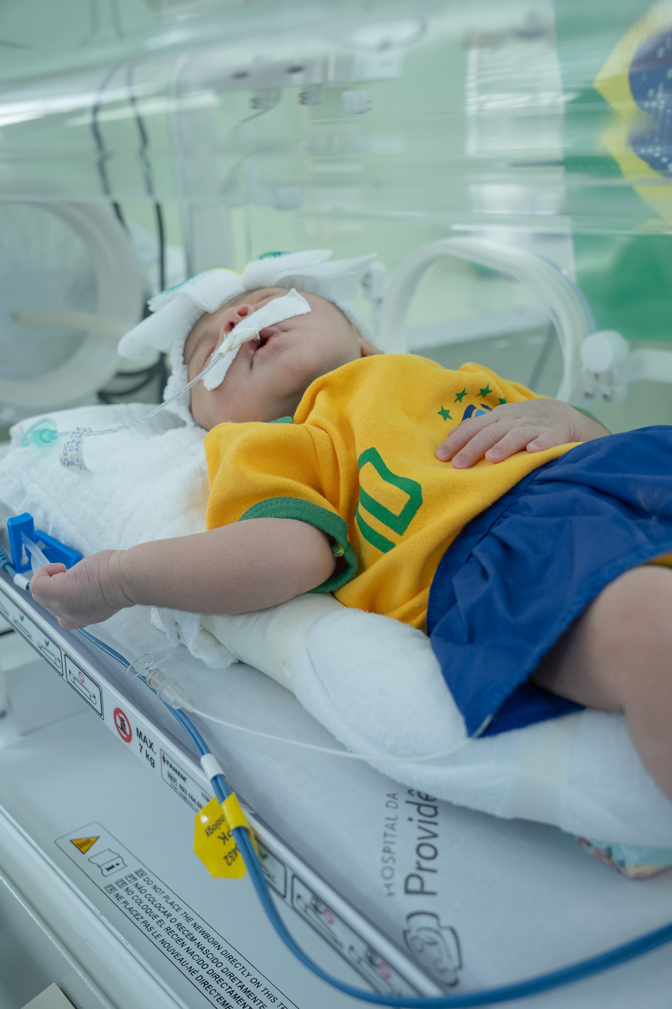 UTI Neonatal do Providência veste bebês com as cores do Brasil