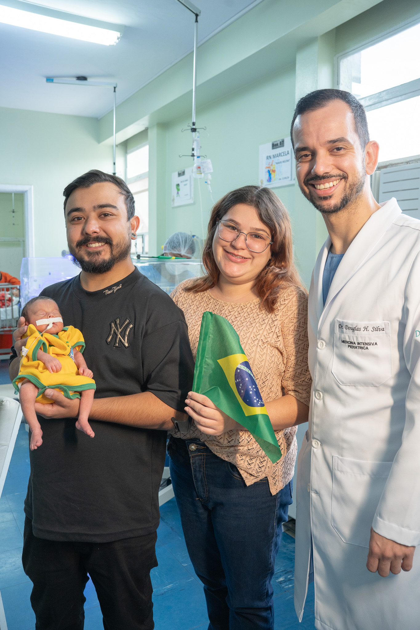 UTI Neonatal do Providência veste bebês com as cores do Brasil