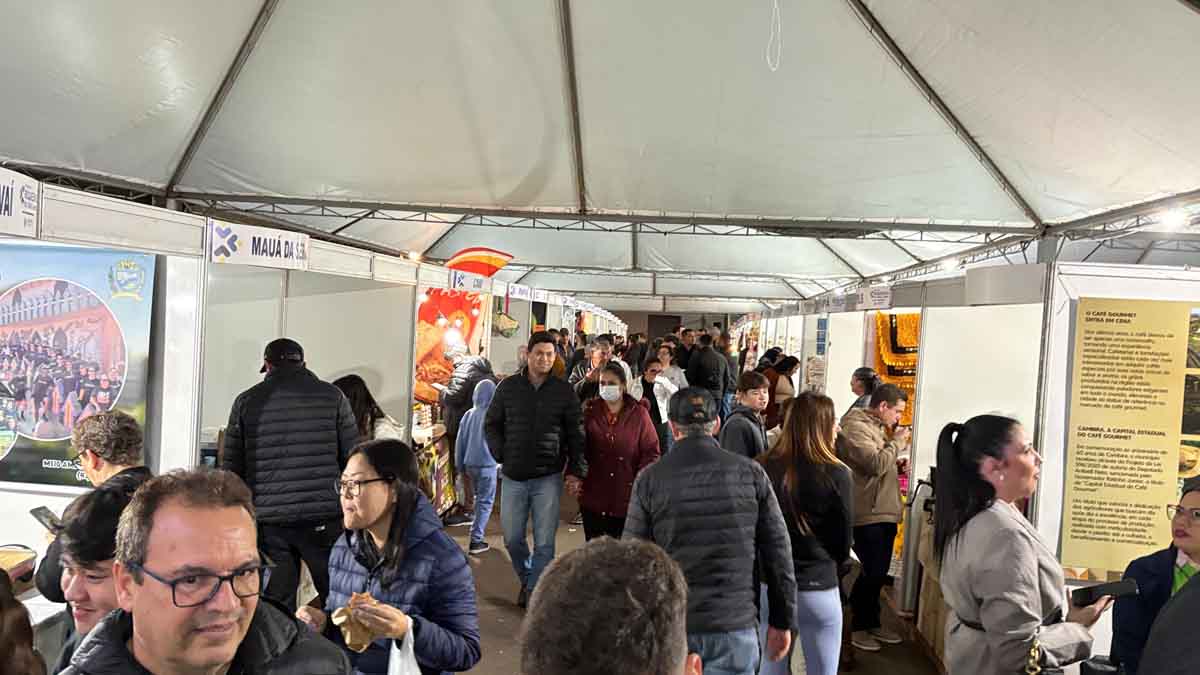 Visitantes prestigiam os estandes da Exposição Riquezas do Vale durante a abertura do evento em Ivaiporã