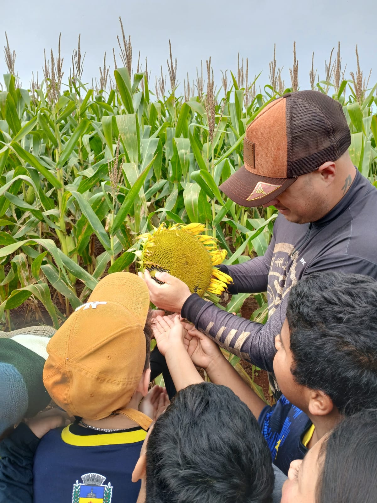 Agricultor Luiz Henrique Barbosa Silveira recepciona alunos
