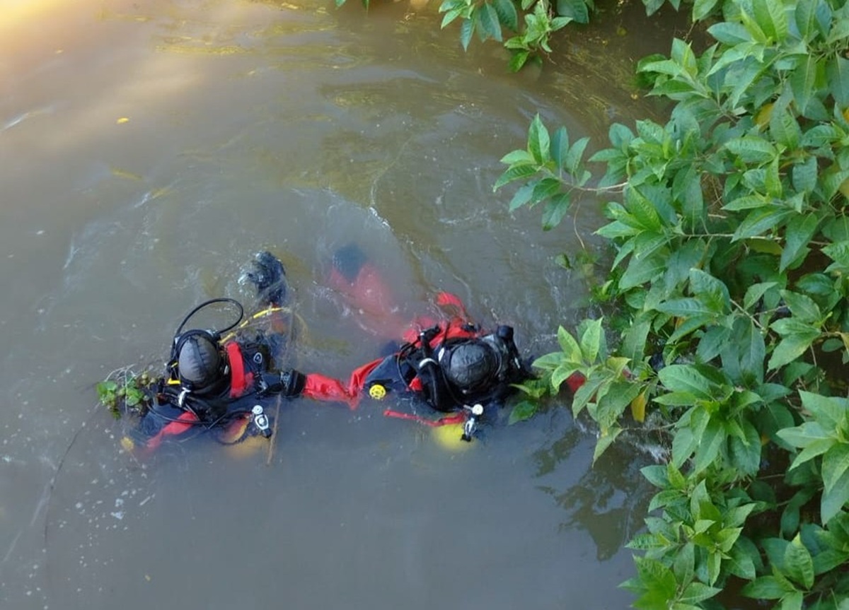 Homem desaparece após pular de ponte para salvar mulher de afogamento em SC