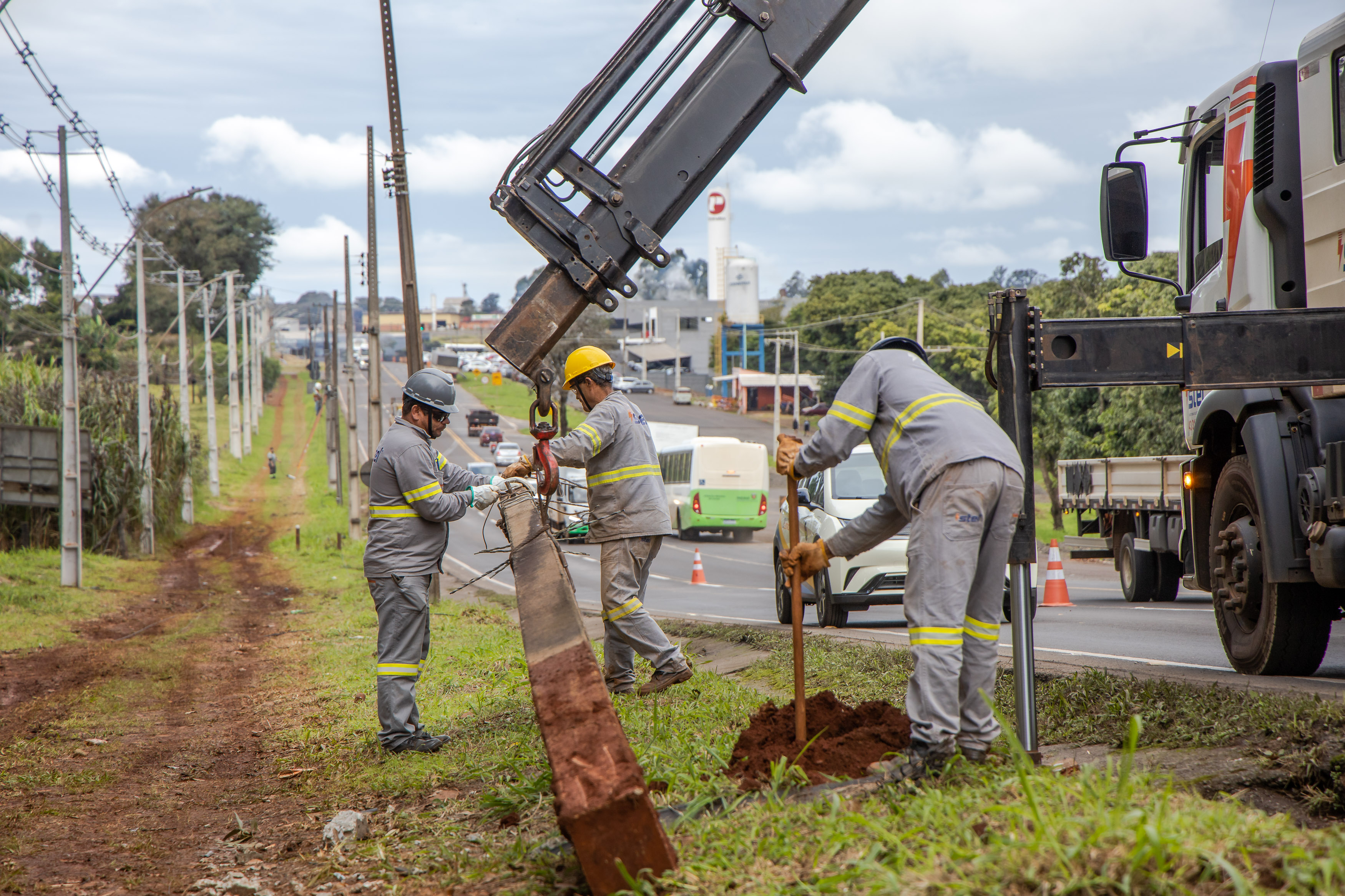 Realocação da rede elétrica é concluída para destravar duplicação da Avenida Minas Gerais