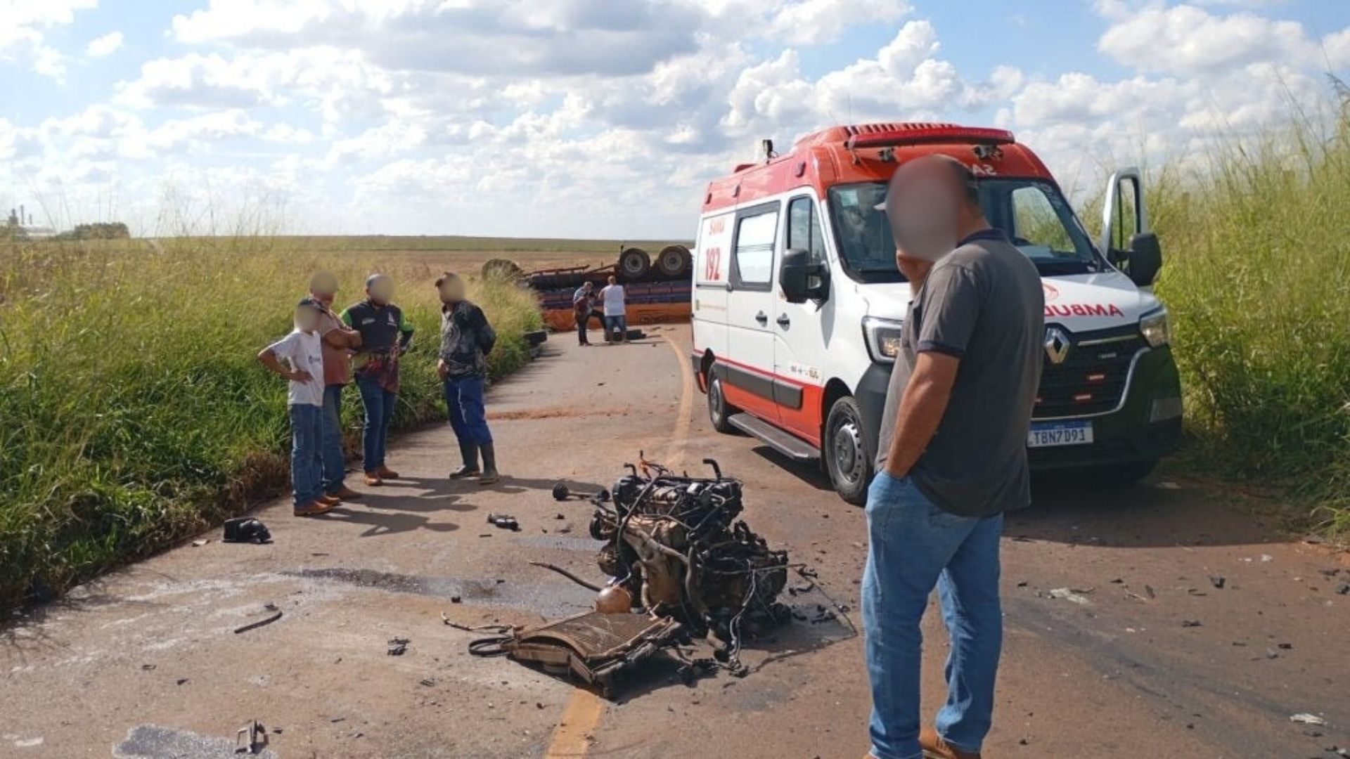Acidente entre carro e caminhão deixa três mortos no PR; com o impacto motor foi arrancado
