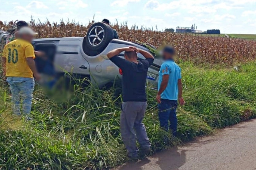 Acidente entre carro e caminhão deixa três mortos no PR; com o impacto motor foi arrancado