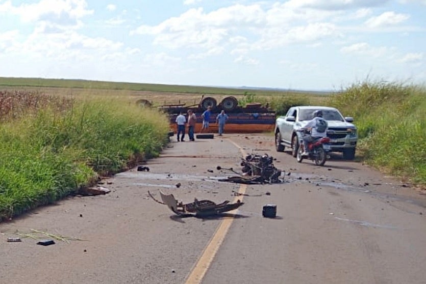 Acidente entre carro e caminhão deixa três mortos no PR; com o impacto motor foi arrancado
