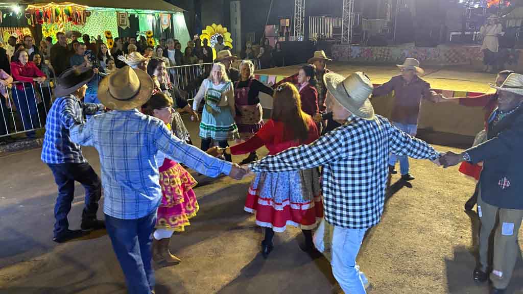 Arraiá de Ivaiporã confirma sucesso com shows, quadrilhas e grande público, veja fotos