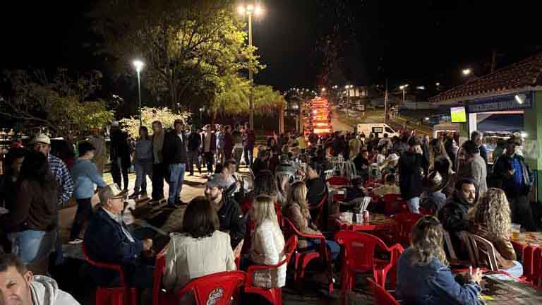 Arraiá de Ivaiporã confirma sucesso com shows, quadrilhas e grande público, veja fotos