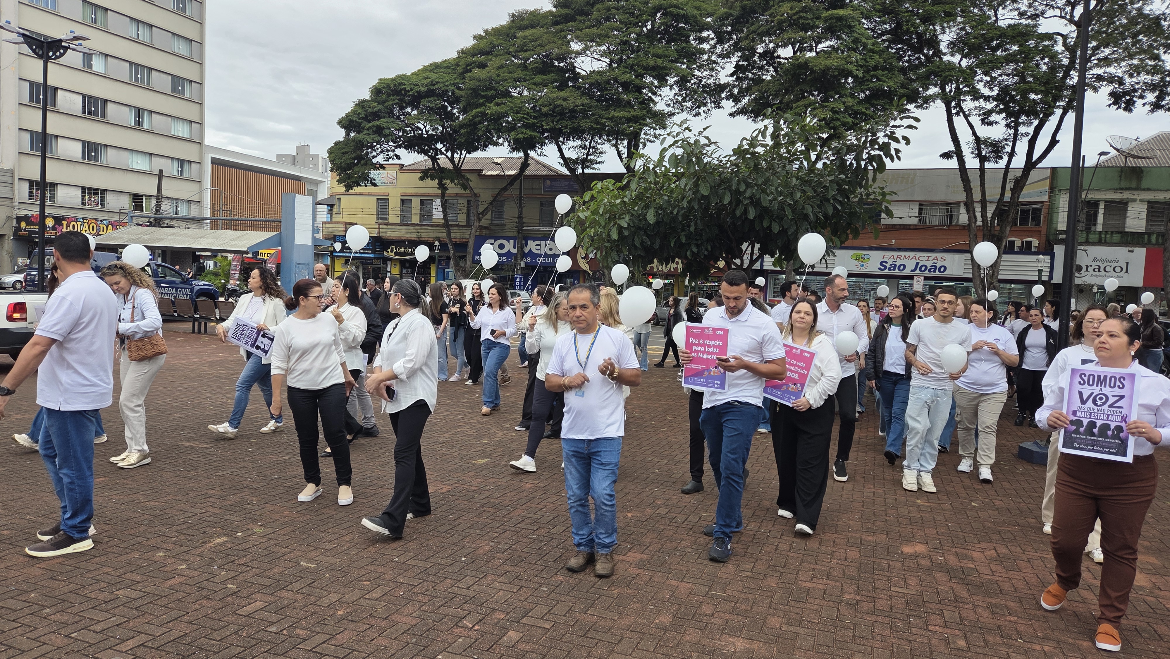Caminhada do Meio-Dia mobiliza Apucarana contra o feminicídio