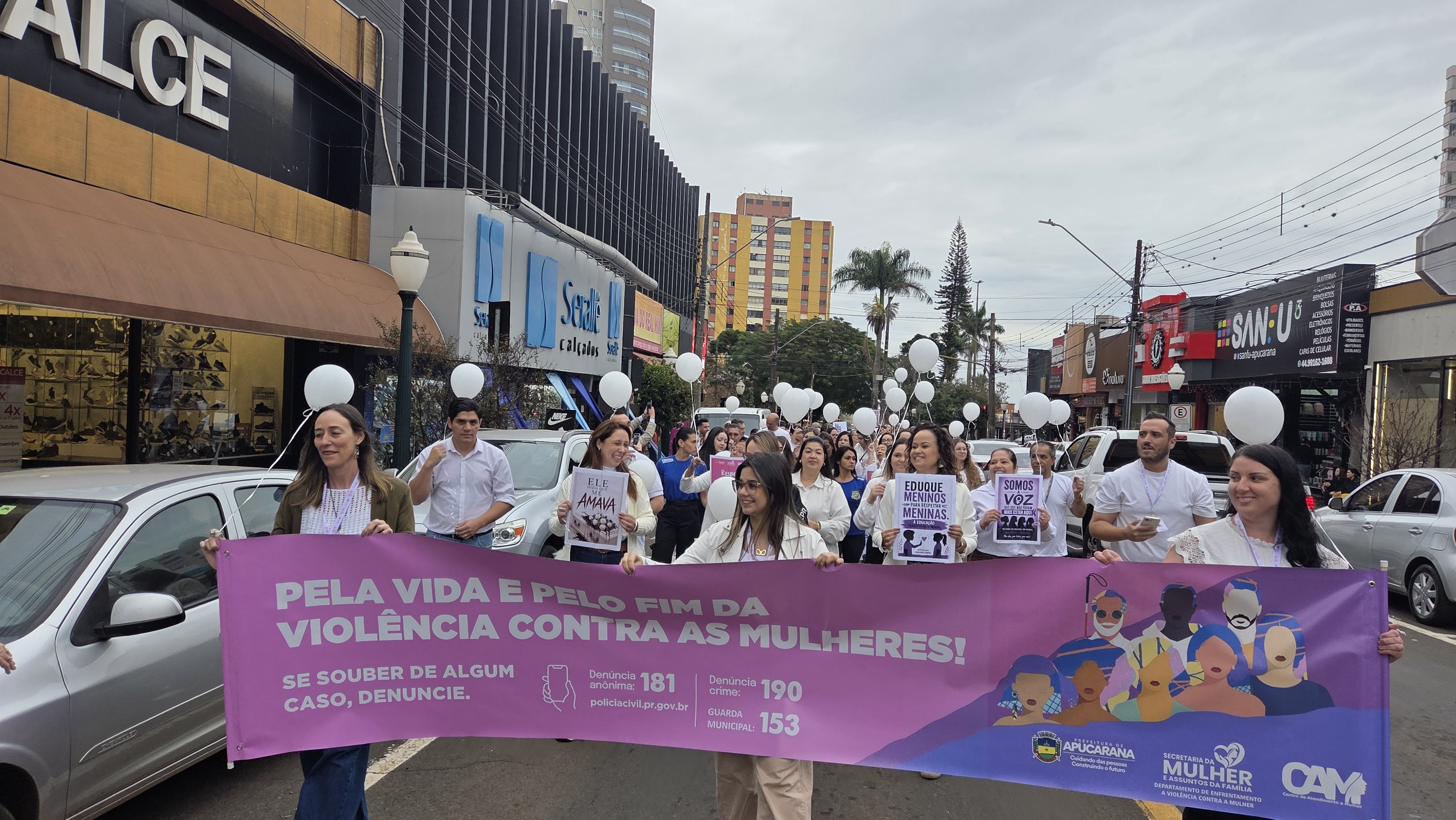 Caminhada do Meio-Dia mobiliza Apucarana contra o feminicídio