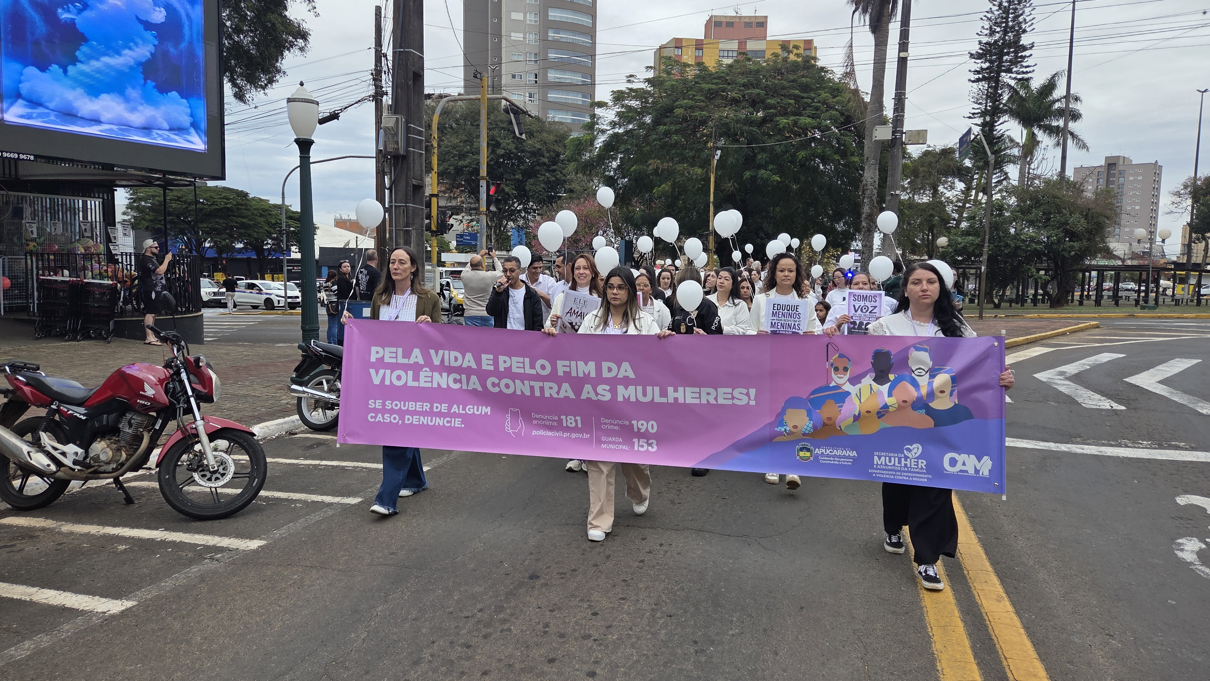 Caminhada do Meio-Dia mobiliza Apucarana contra o feminicídio