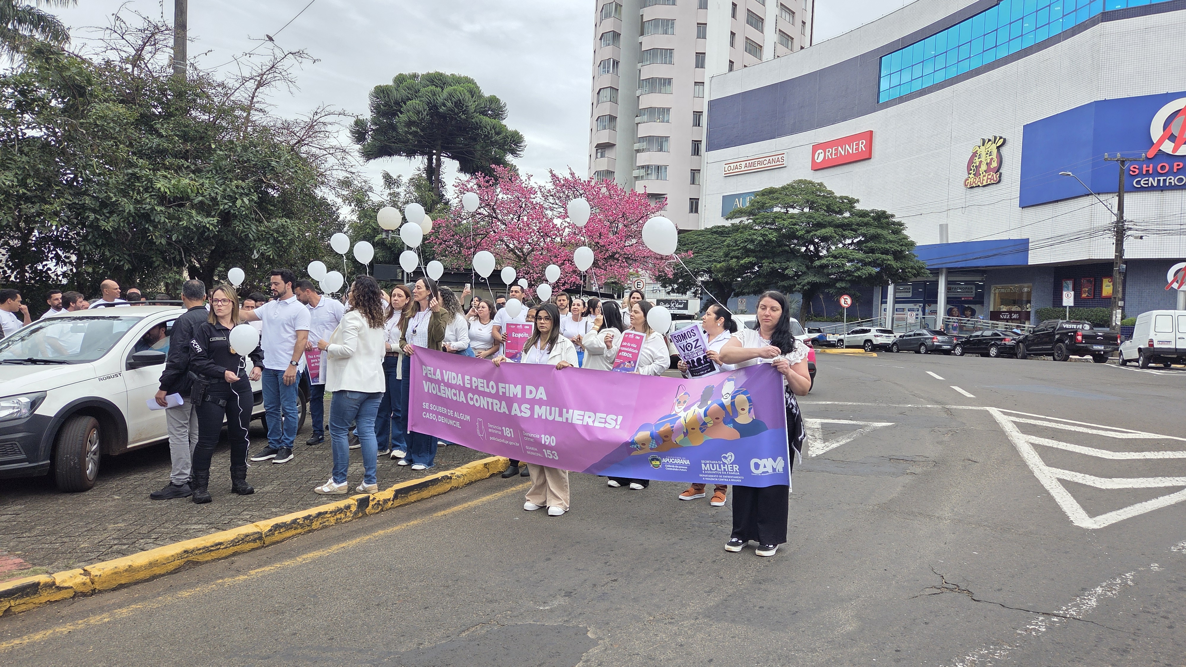 Caminhada do Meio-Dia mobiliza Apucarana contra o feminicídio