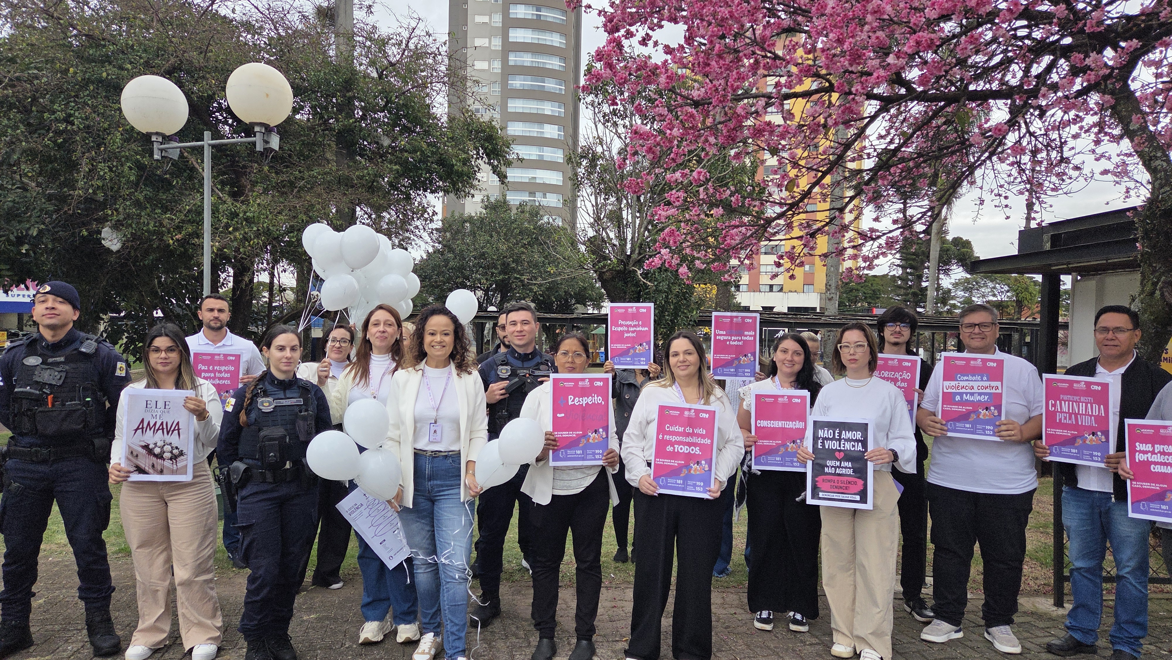 Caminhada do Meio-Dia mobiliza Apucarana contra o feminicídio