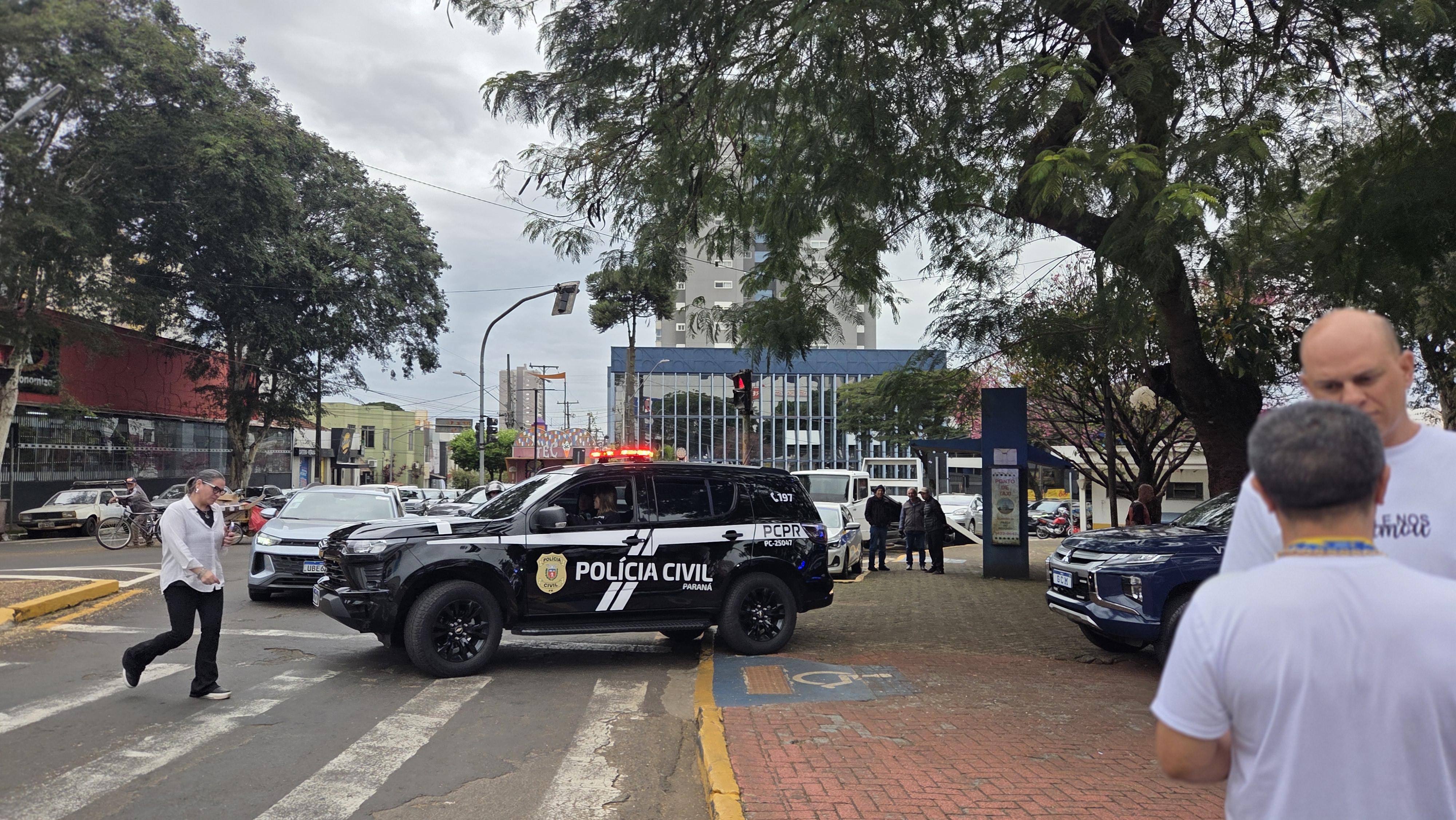 Caminhada do Meio-Dia mobiliza Apucarana contra o feminicídio