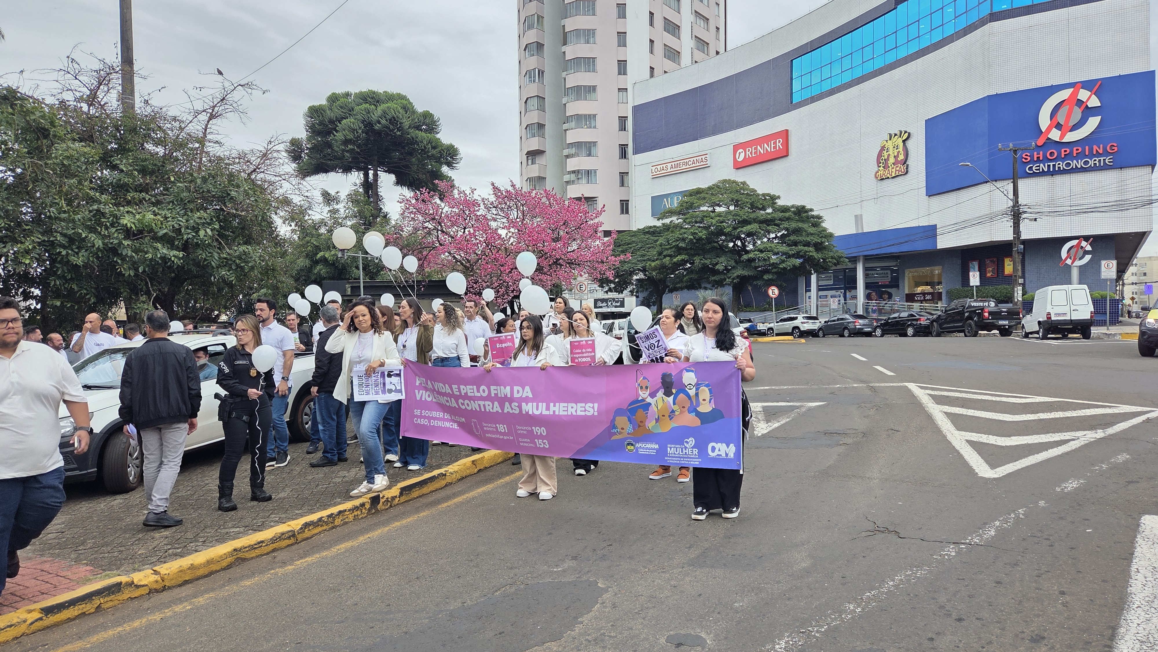 Caminhada do Meio-Dia mobiliza Apucarana contra o feminicídio