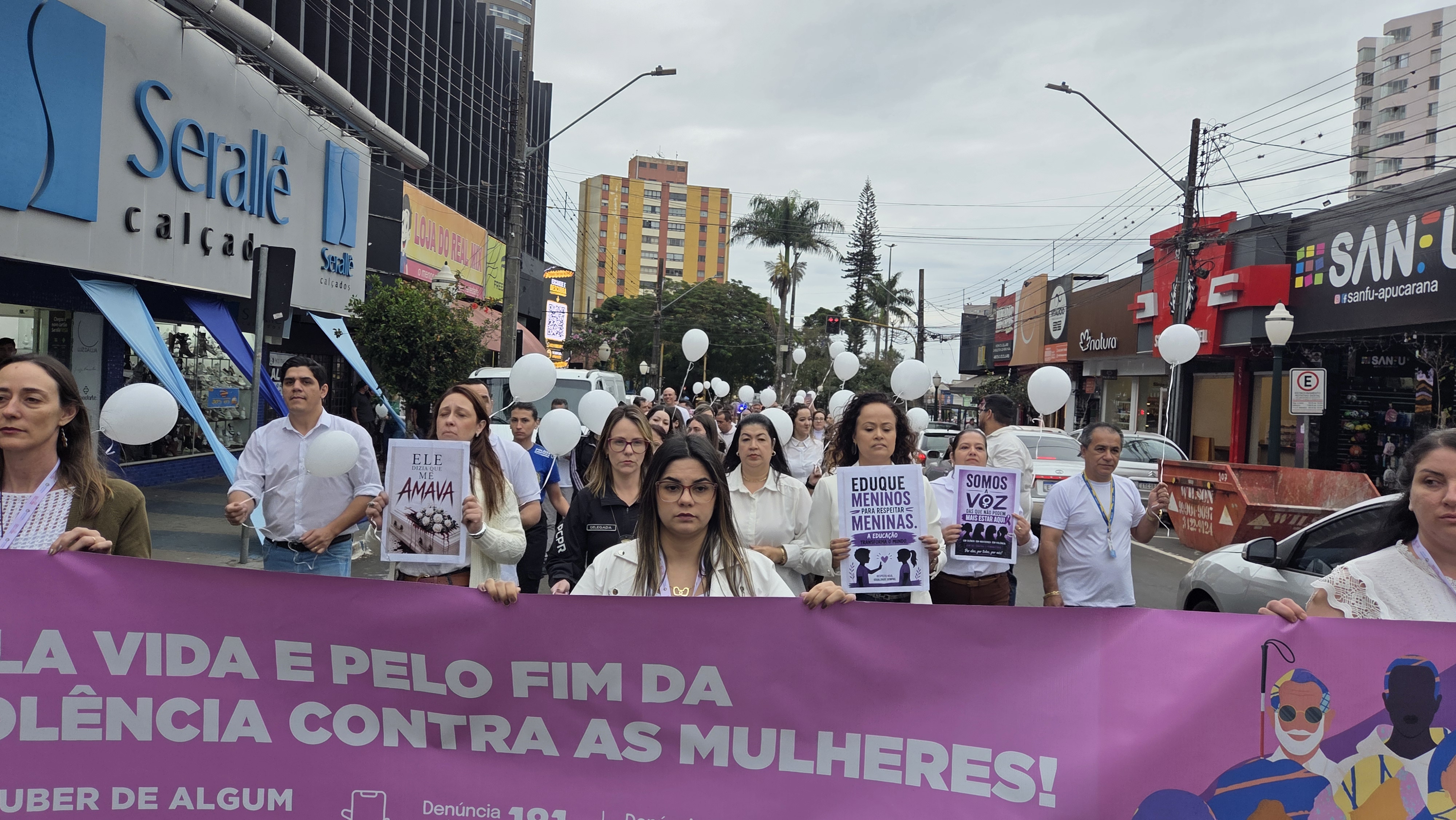 Caminhada do Meio-Dia mobiliza Apucarana contra o feminicídio