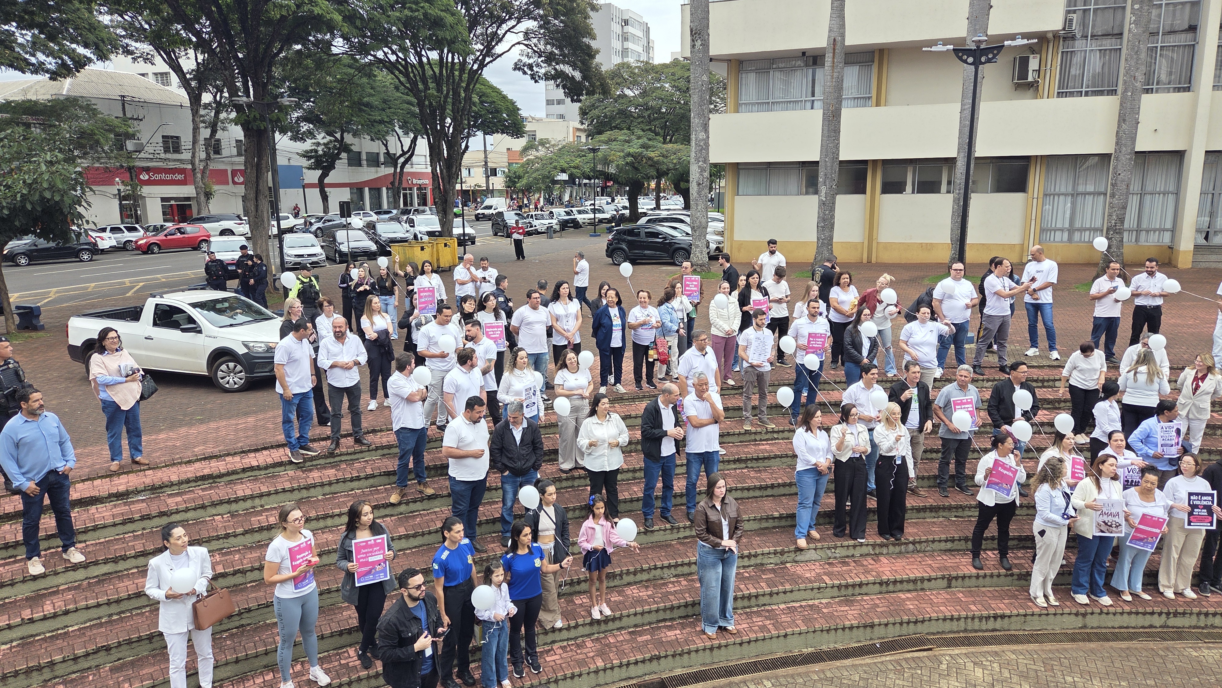 Caminhada do Meio-Dia mobiliza Apucarana contra o feminicídio