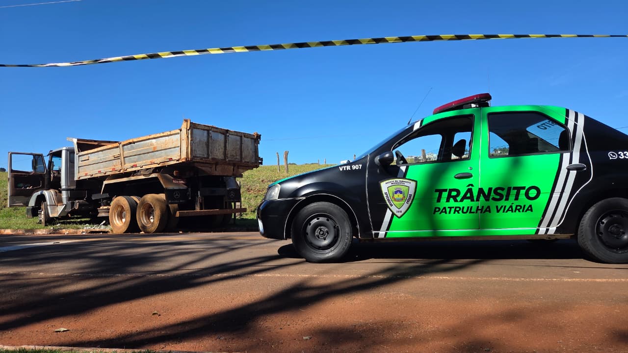 Caminhão atinge poste da Copel no Parque Jaboti em Apucarana