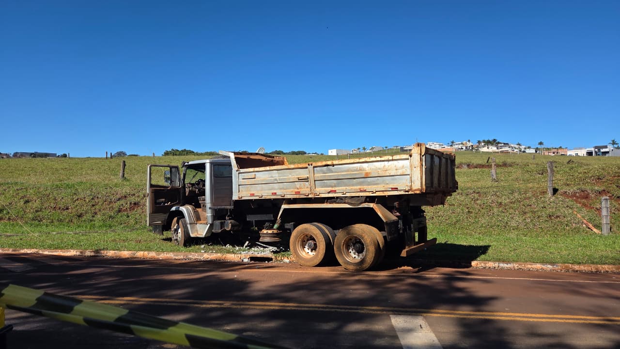 Caminhão atinge poste da Copel no Parque Jaboti em Apucarana