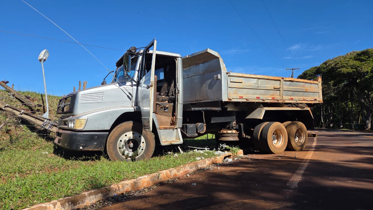 Caminhão atinge poste da Copel no Parque Jaboti em Apucarana