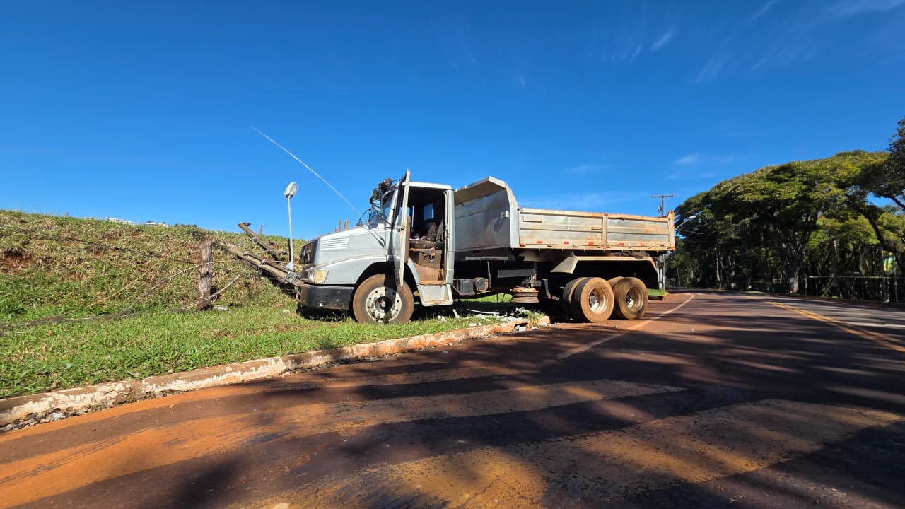 Caminhão atinge poste da Copel no Parque Jaboti em Apucarana