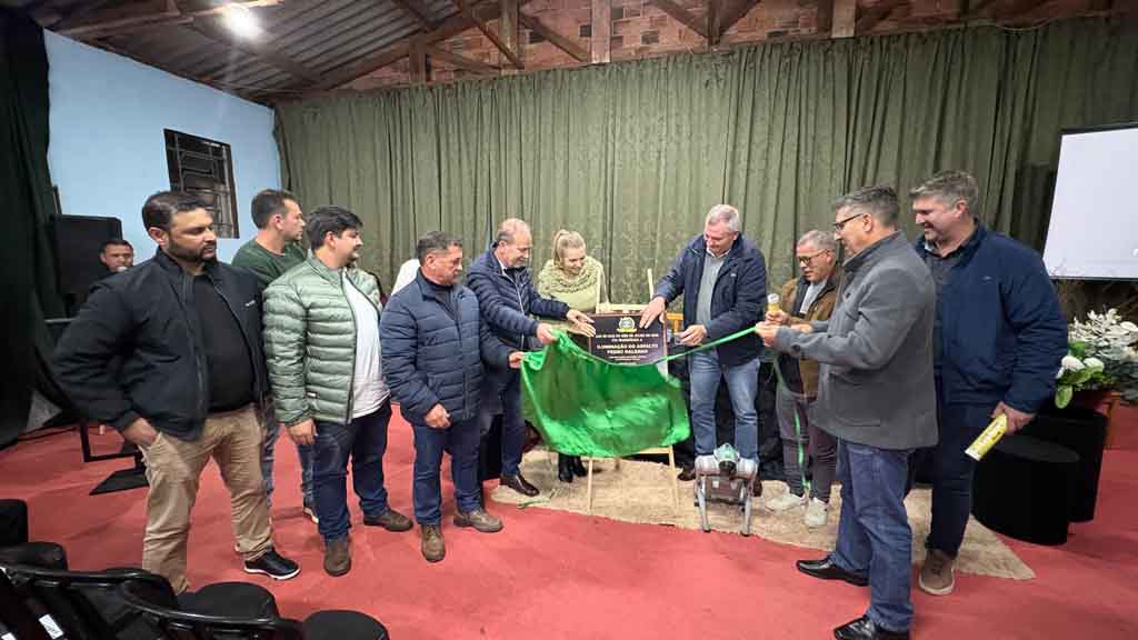 Carlos Gil inaugura asfalto e iluminação da Rodovia Pedro Galeano em Santa Bárbara