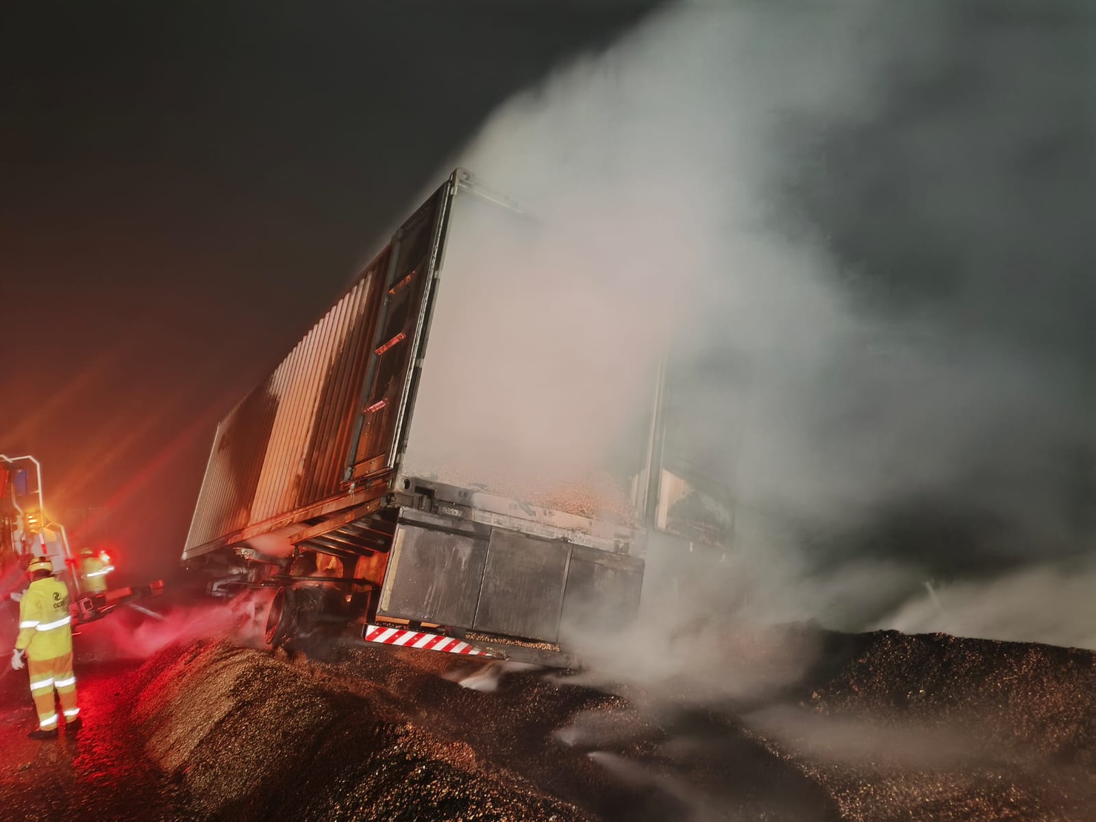 Carreta pega fogo na BR-376 e causa congestionamento de 4 quilômetros no PR