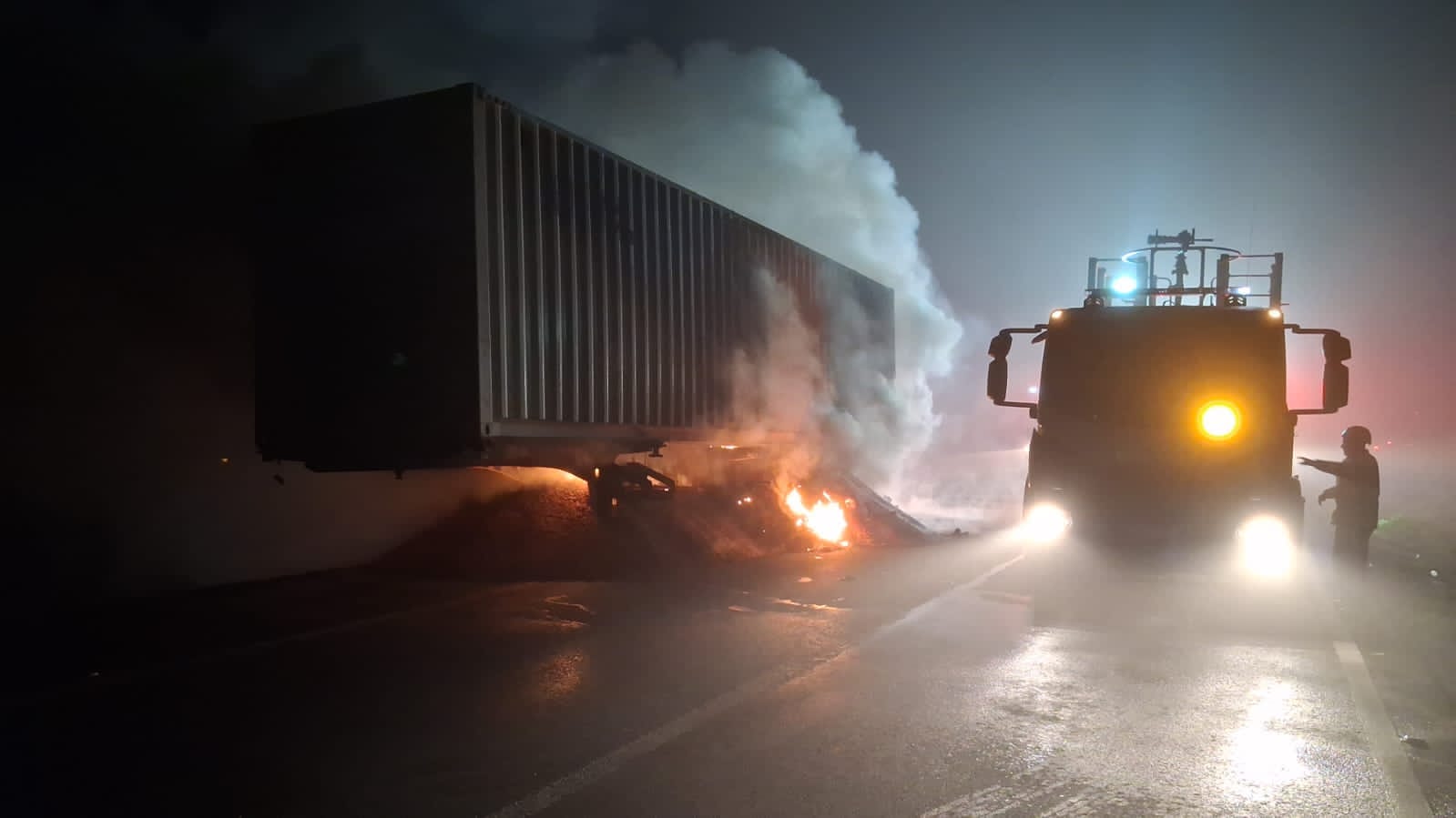 Carreta pega fogo na BR-376 e causa congestionamento de 4 quilômetros no PR