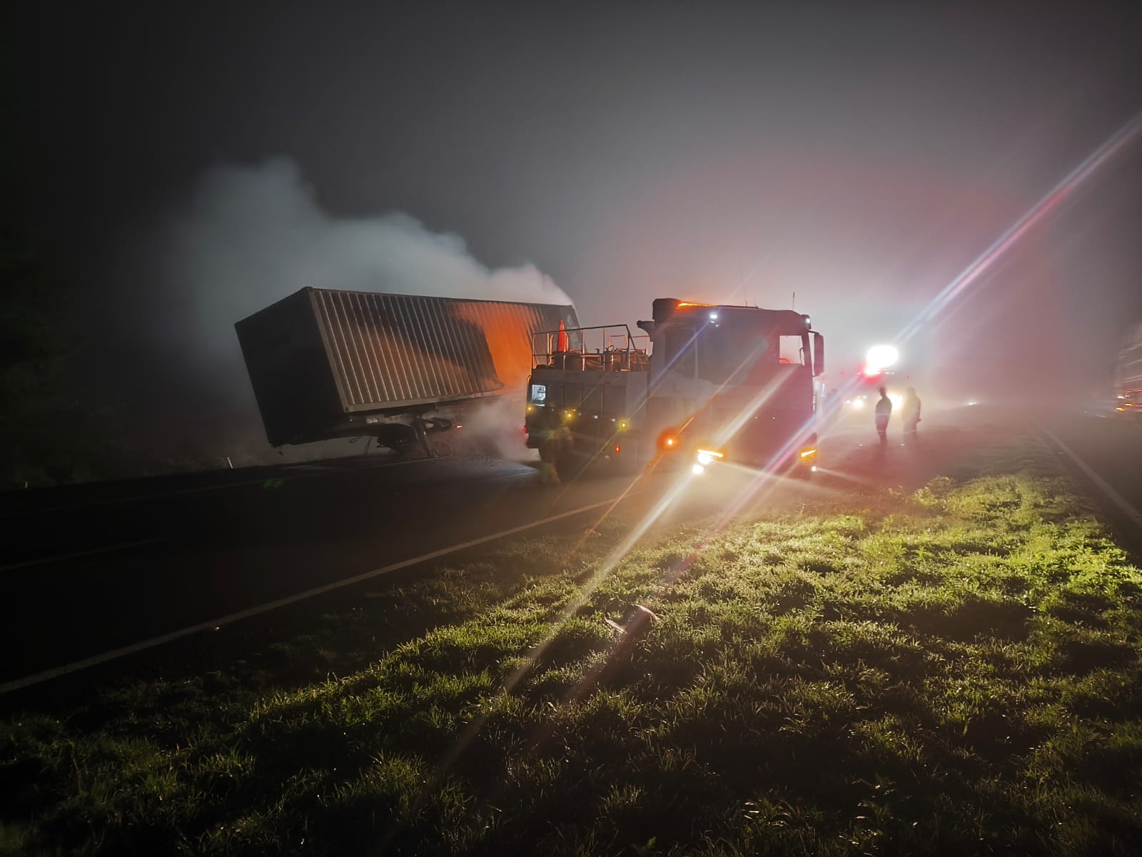 Carreta pega fogo na BR-376 e causa congestionamento de 4 quilômetros no PR