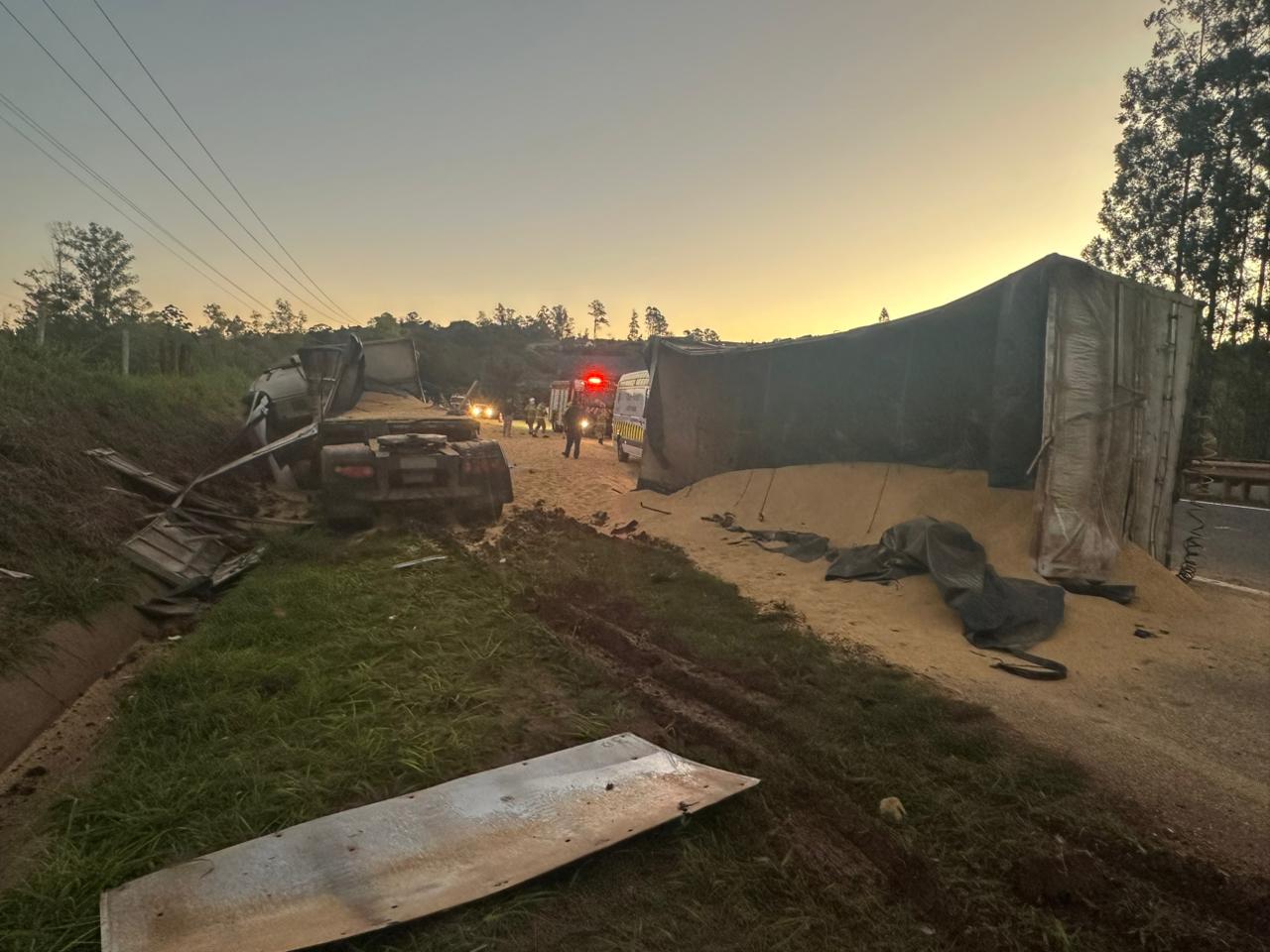 Carreta tomba, provoca queda de motociclista e deixa dois feridos no Contorno Sul de Apucarana