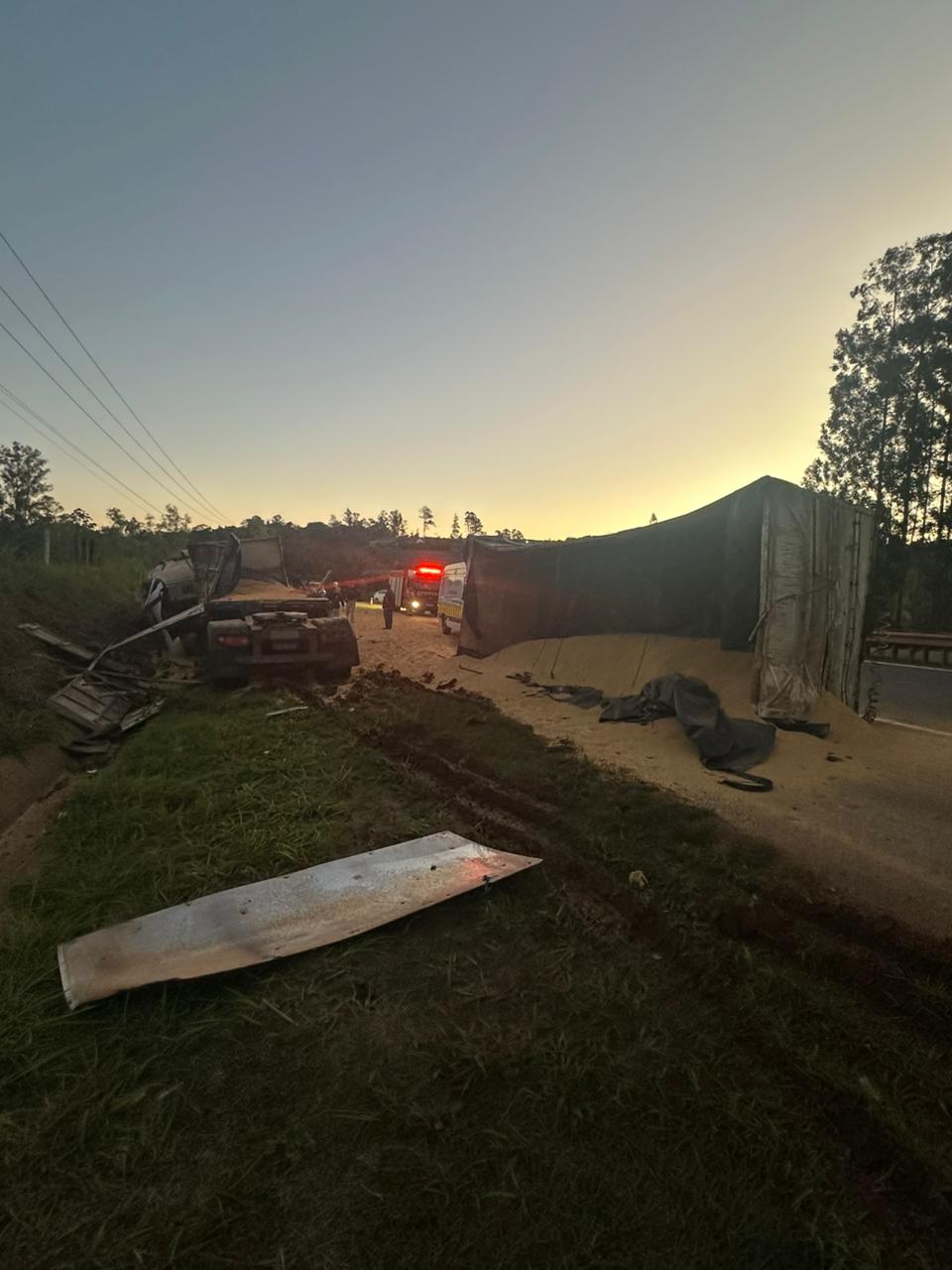 Carreta tomba, provoca queda de motociclista e deixa dois feridos no Contorno Sul de Apucarana