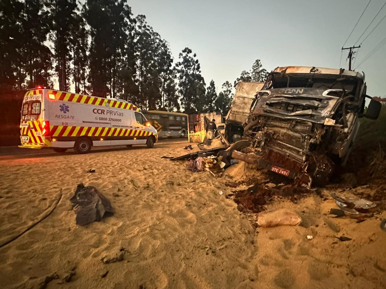 Carreta tomba, provoca queda de motociclista e deixa dois feridos no Contorno Sul de Apucarana