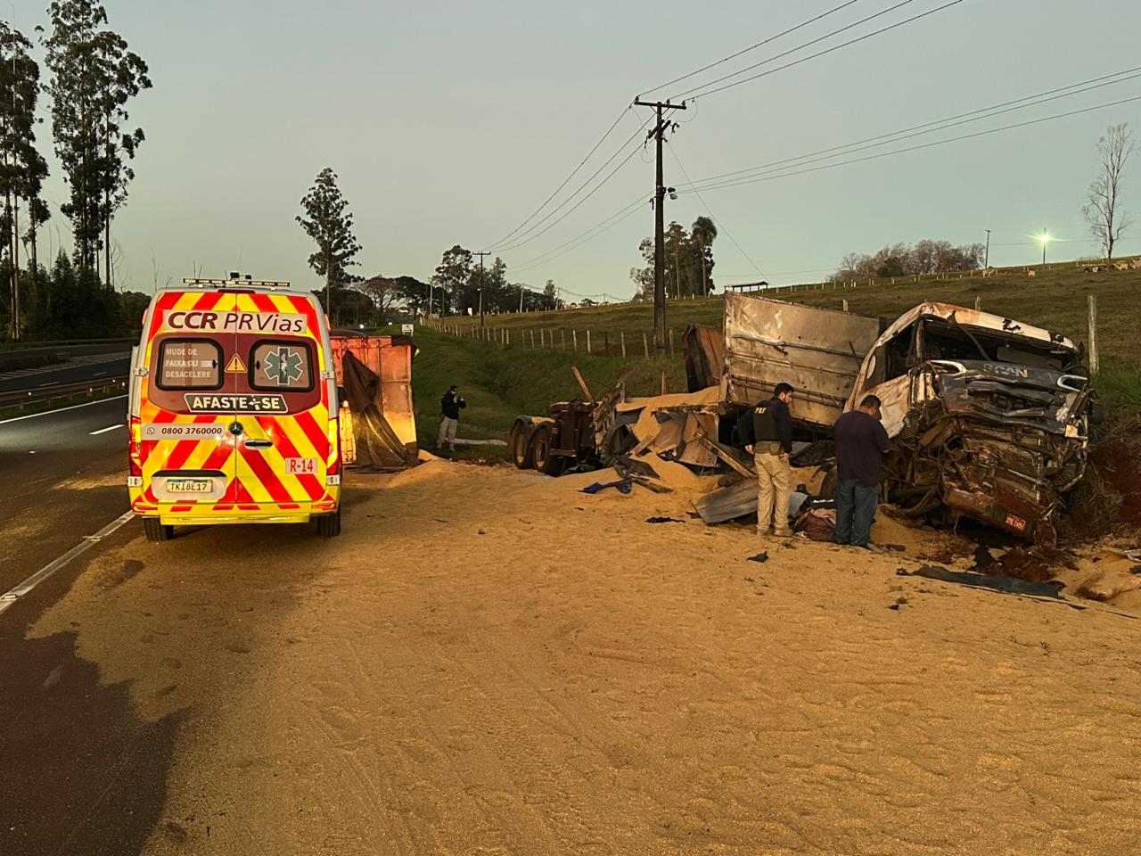 Carreta tomba, provoca queda de motociclista e deixa dois feridos no Contorno Sul de Apucarana