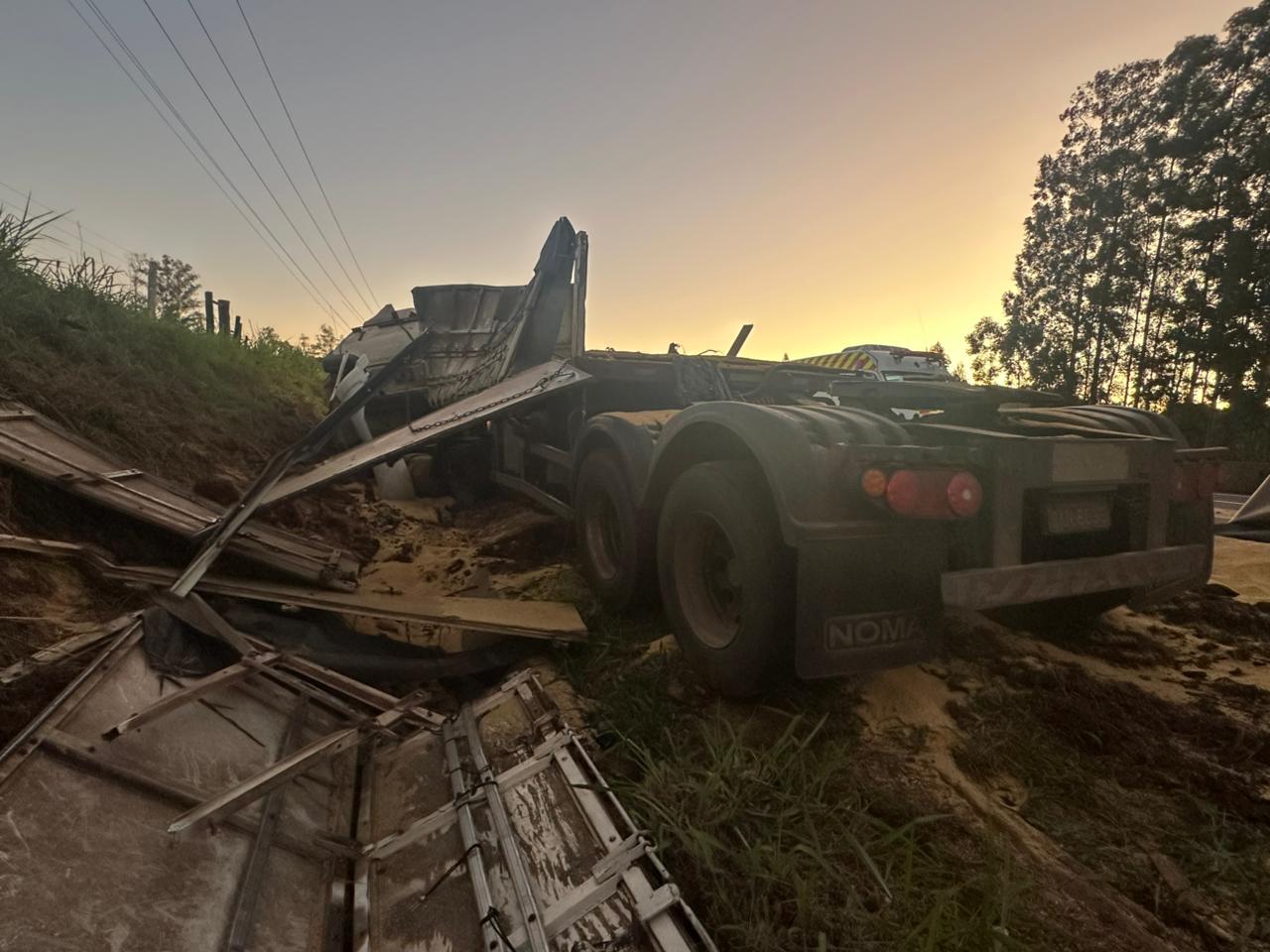 Carreta tomba, provoca queda de motociclista e deixa dois feridos no Contorno Sul de Apucarana
