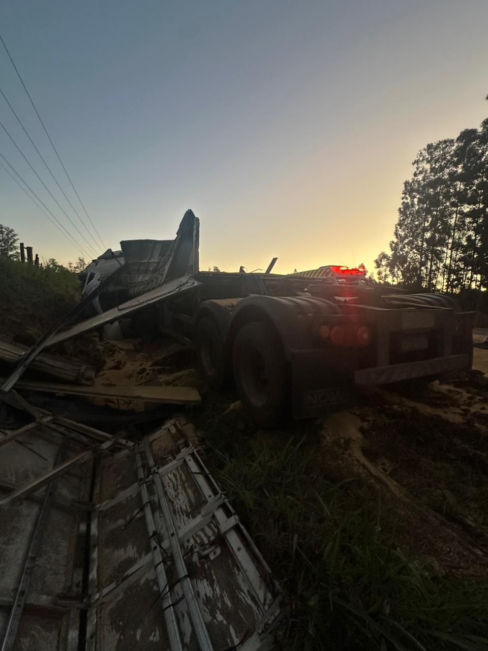 Carreta tomba, provoca queda de motociclista e deixa dois feridos no Contorno Sul de Apucarana