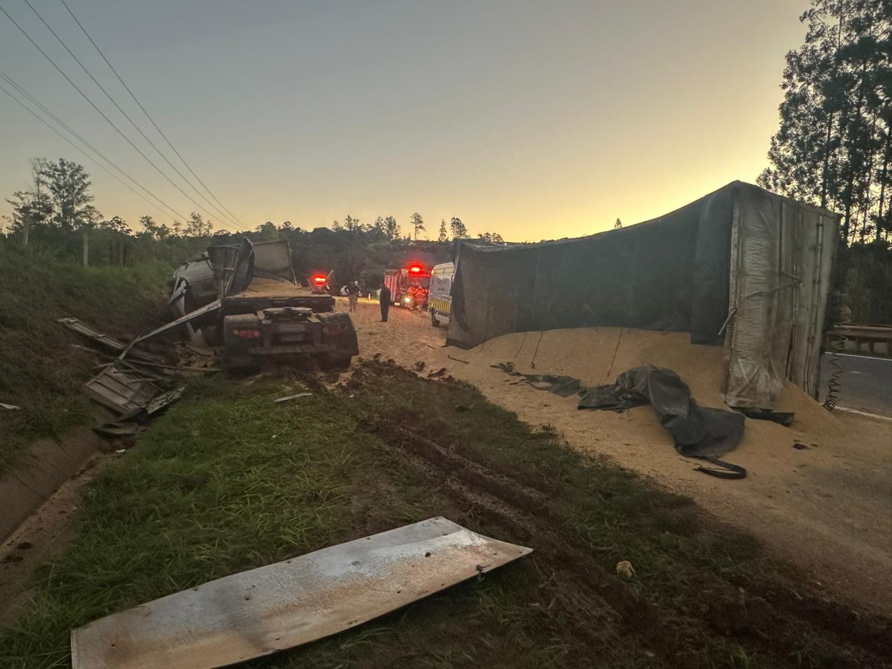 Carreta tomba, provoca queda de motociclista e deixa dois feridos no Contorno Sul de Apucarana