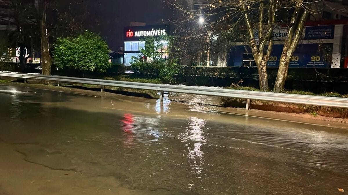 Temporal coloca cidades de SC sob alerta vermelho após acumular até 145 mm de chuva