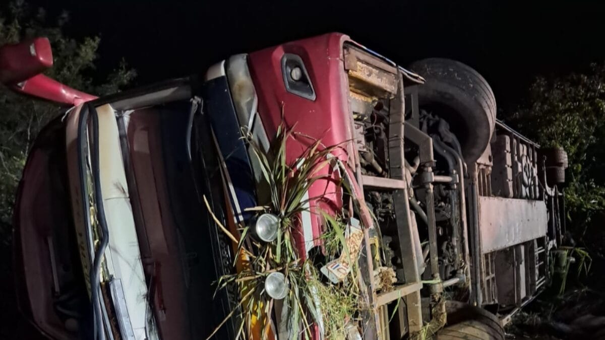 Três turistas morrem após ônibus cair em ribanceira em SC; dezenas ficaram feridos