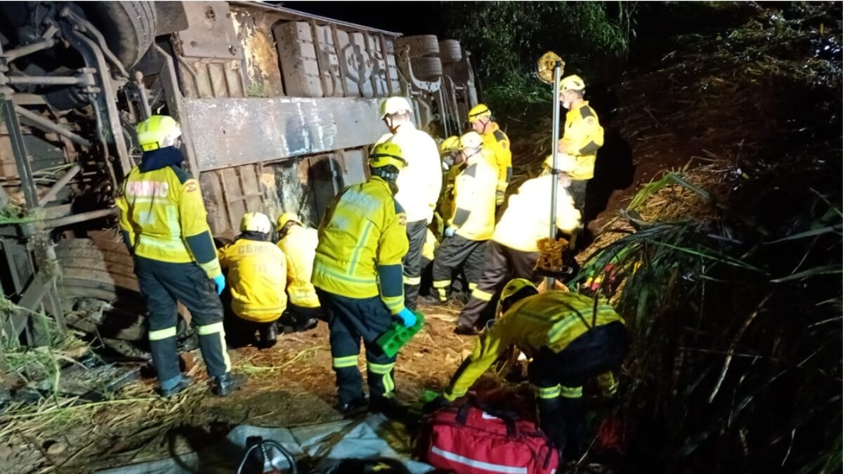 Três turistas morrem após ônibus cair em ribanceira em SC; dezenas ficaram feridos