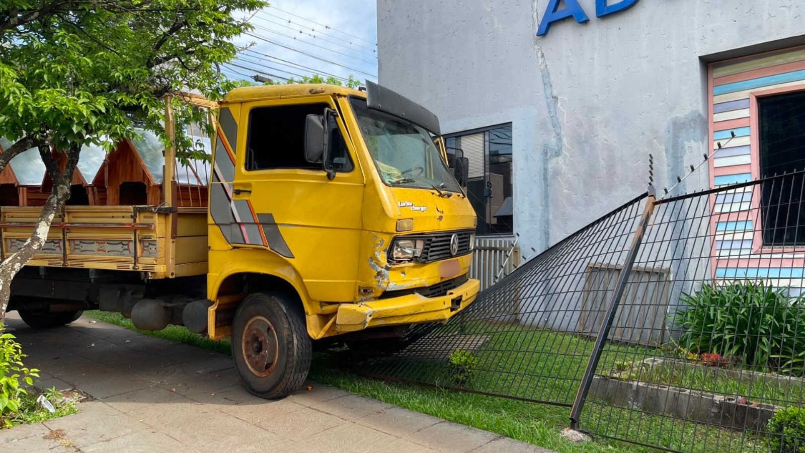 Caminhão desgovernado atinge dois carros e grade de escola em Apucarana; veja