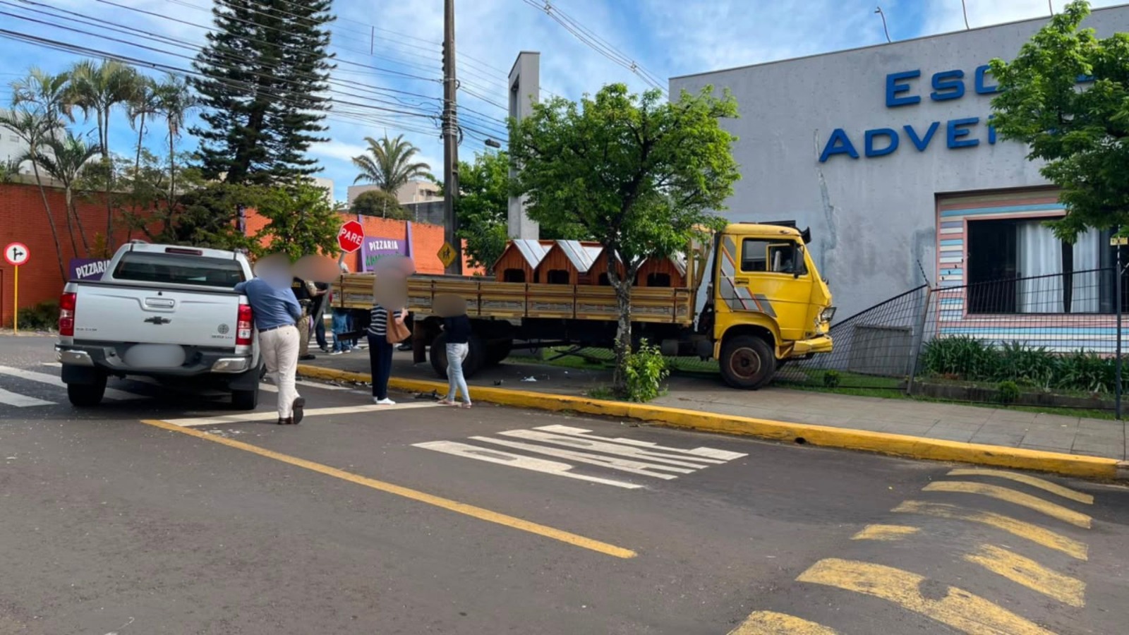 Caminhão desgovernado atinge dois carros e grade de escola em Apucarana; veja