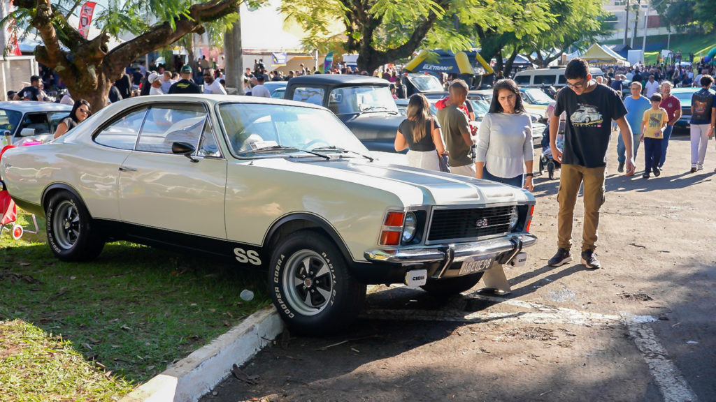 Centenas de visitantes prestigiam 2º Encontro de Veículos Antigos 43 em Apucarana
