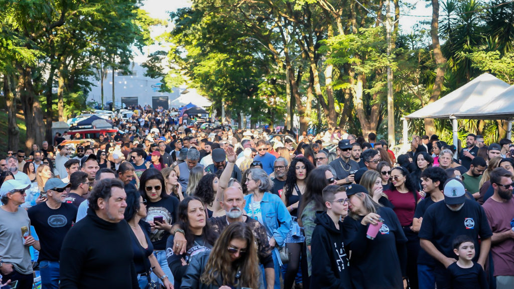 Centenas de visitantes prestigiam 2º Encontro de Veículos Antigos 43 em Apucarana