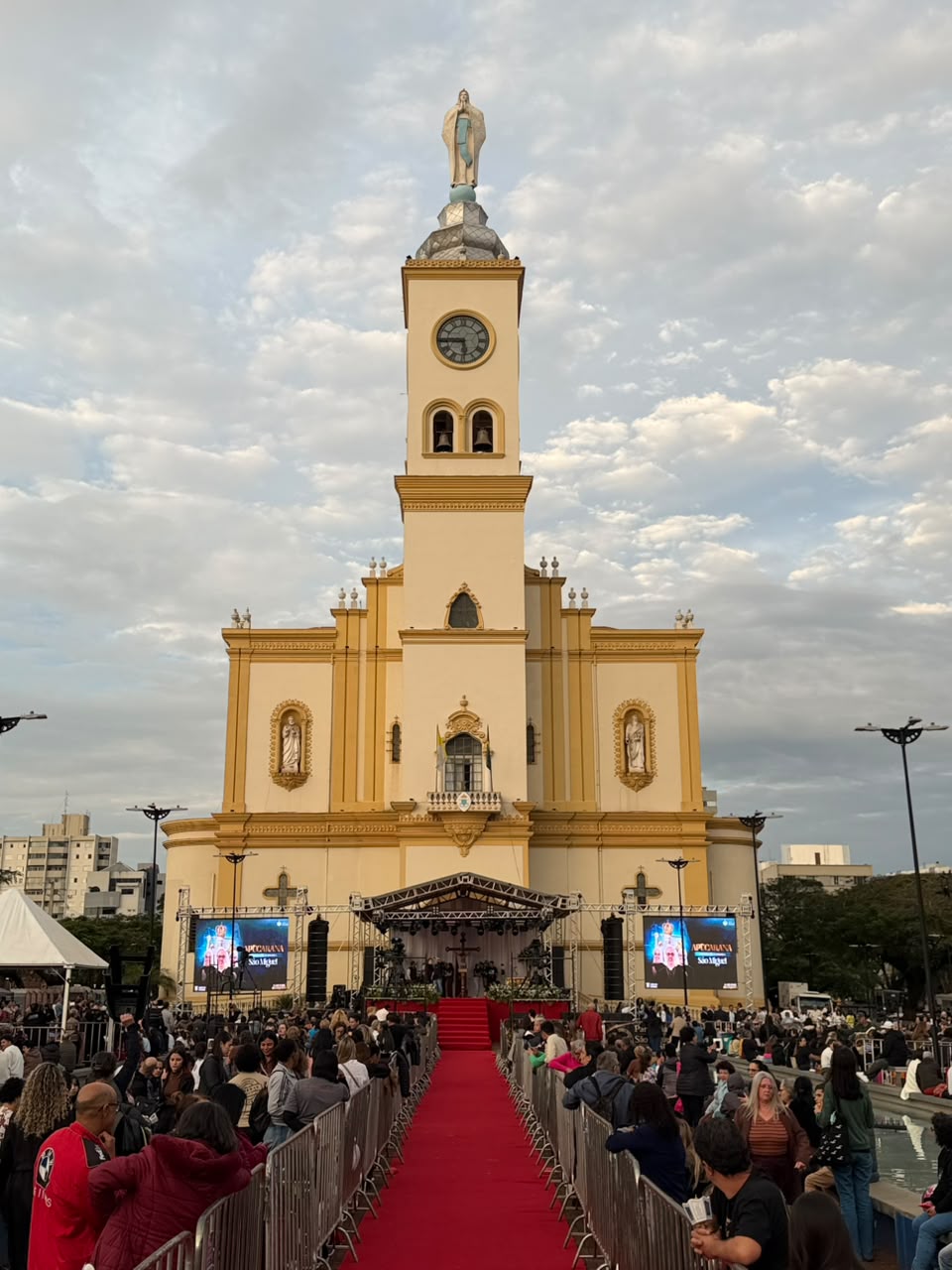 Grande público se concentra em frente à Catedral