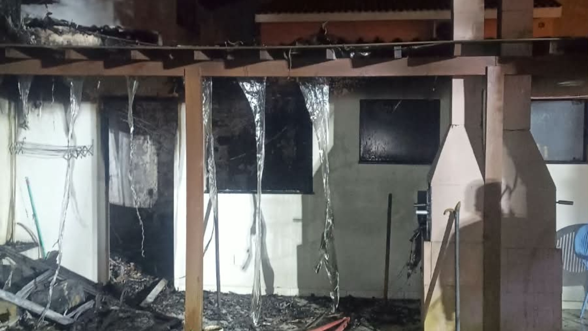 Hóspede é encontrado morto em banheiro após incêndio atingir pousada em SC