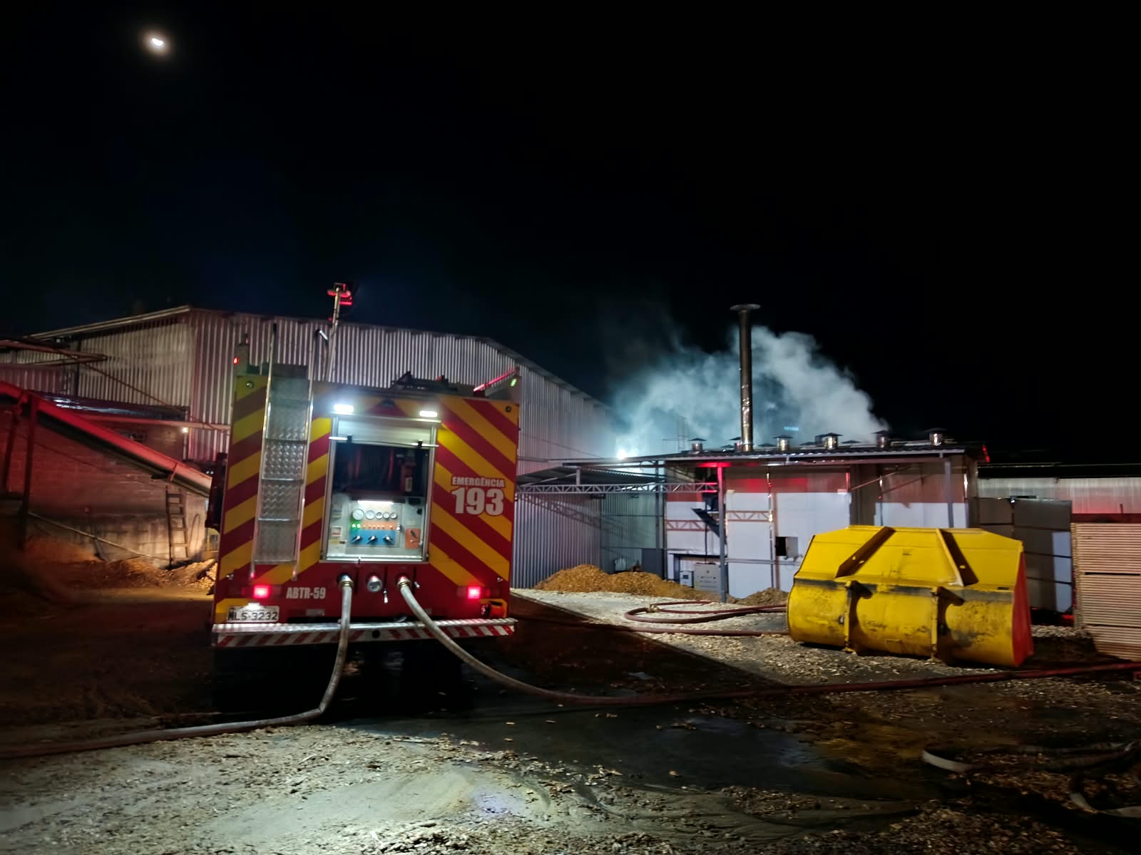 Incêndio atinge estufa de madeireira em SC e mobiliza bombeiros